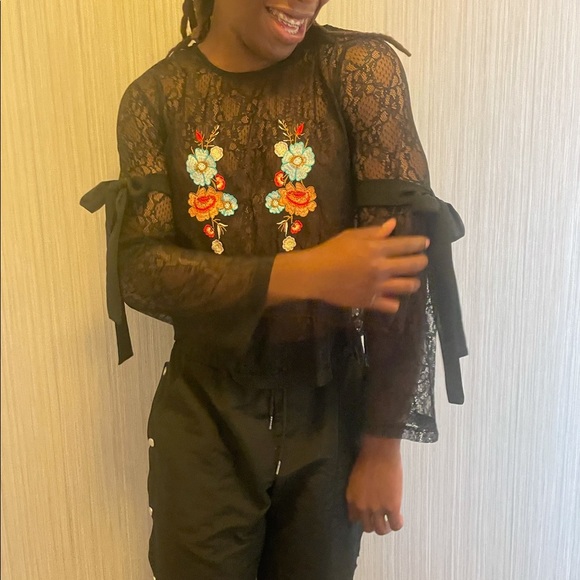 black lace top with floral appliqué - Picture 2 of 4